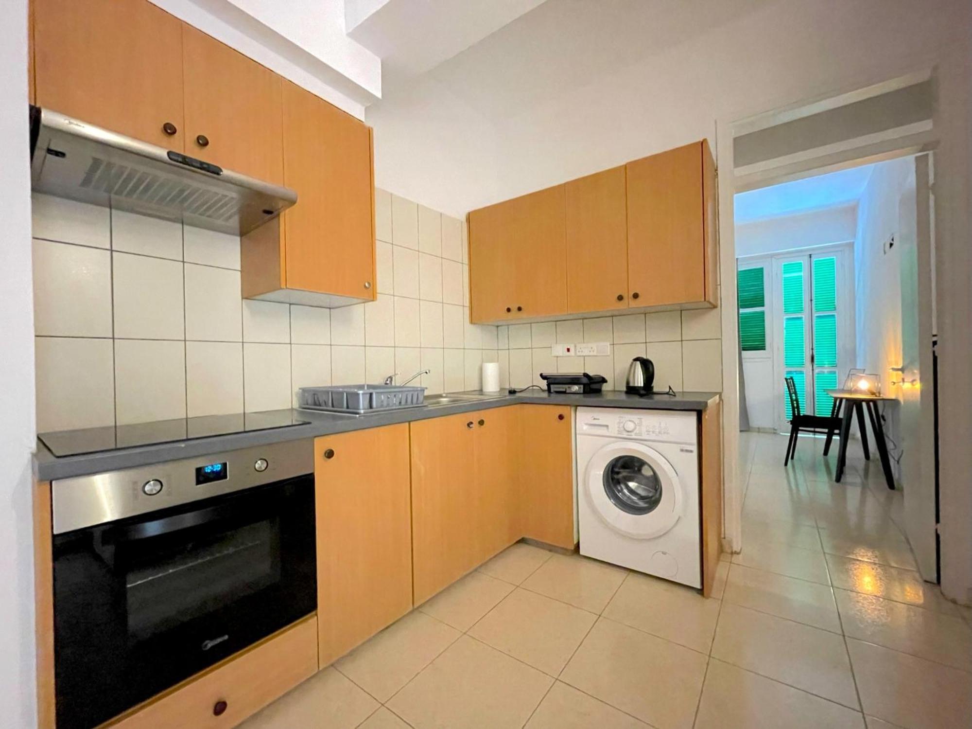 Queen Regina Suites By Platform 357 Никосия Экстерьер фото